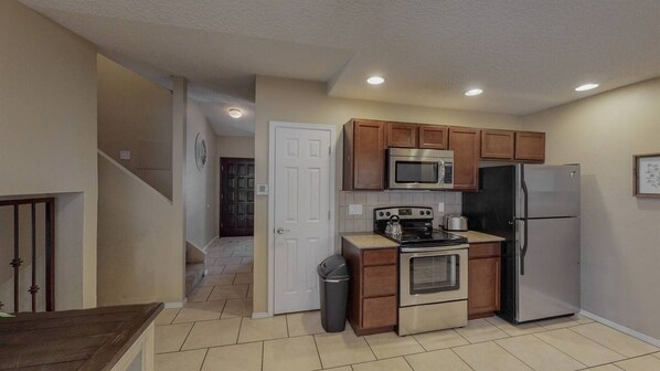 ثلاجة، ميكروويف، فرن، موقد طهي مسطح