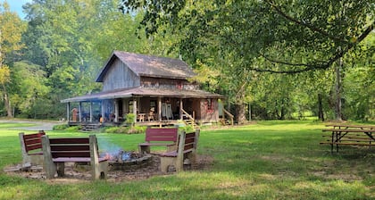 Saunders Cabin Wifi. Creek w/fire pit, cornhole, ax board, horseshoes. big field