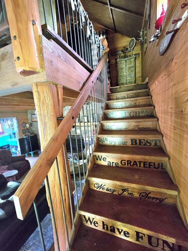 Saunders Cabin Wifi. Creek w/fire pit, cornhole, ax board, horseshoes. big field