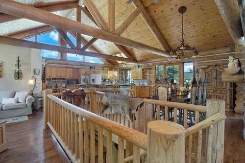 FAMILY FRIENDLY Private Log Home Retreat, 5 acre w/tramp, views, TENNIS/PB use