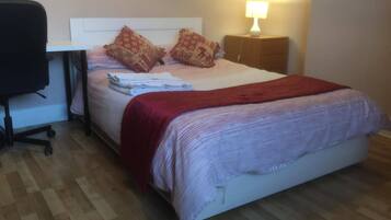 3 bedrooms, desk, iron/ironing board, free WiFi