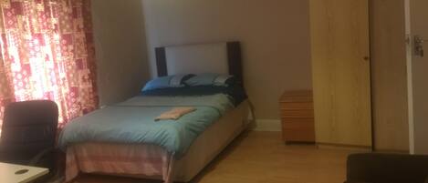 3 habitaciones, escritorio, tabla de planchar con plancha y wifi gratis