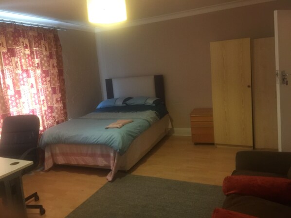 3 bedrooms, desk, iron/ironing board, free WiFi