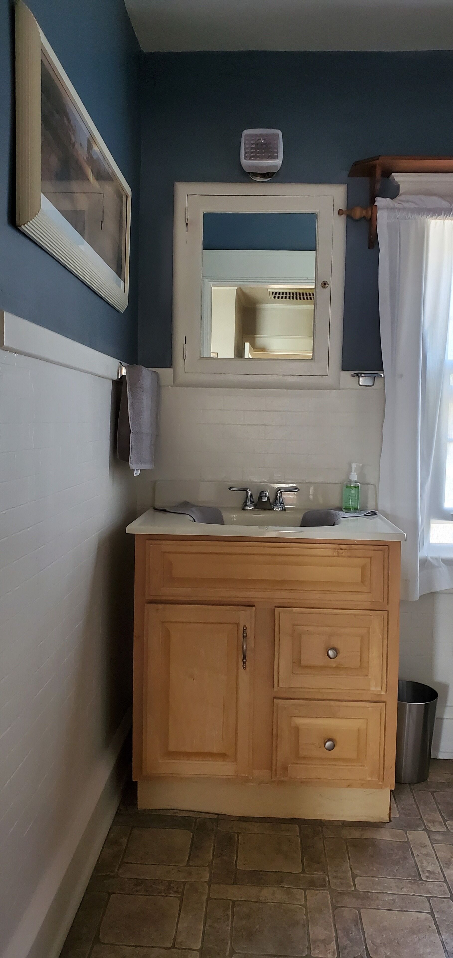 Douche, serviettes fournies, papier toilette