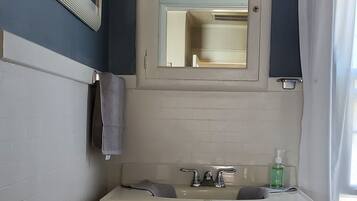 Een douche, handdoeken, toiletpapier