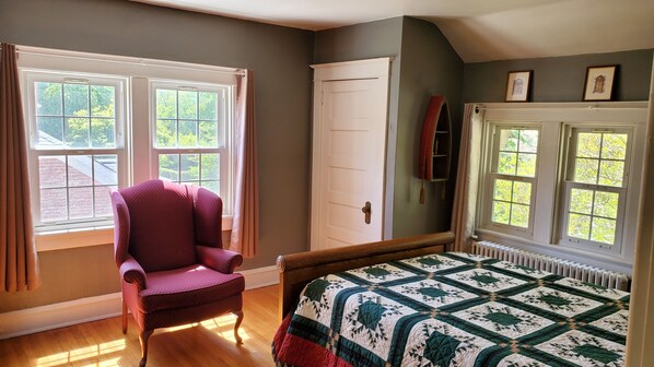 3 bedrooms, desk, iron/ironing board, free WiFi