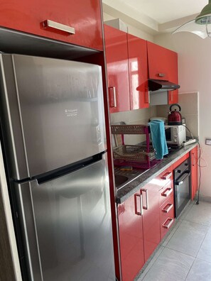 Kühlschrank, Mikrowelle, Ofen, Herdplatte