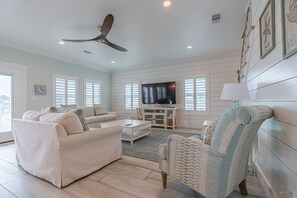 Smart TV - 12 PM Checkout |Steps to Beach | Close 2 Big Store (Crystal Beach)