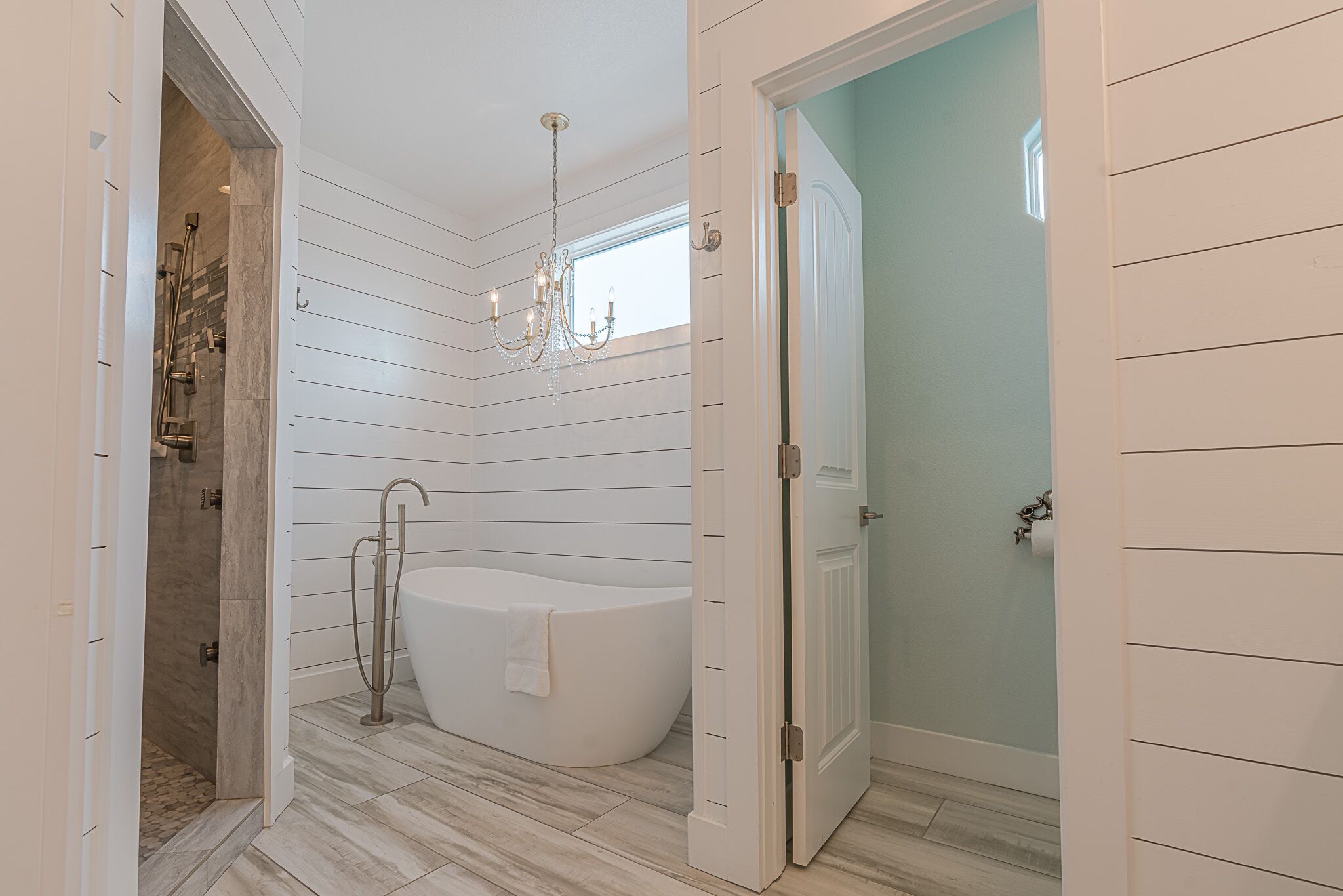 Combined shower/bathtub, hair dryer, towels
