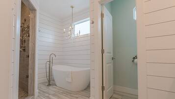 Combined shower/bathtub, hair dryer, towels