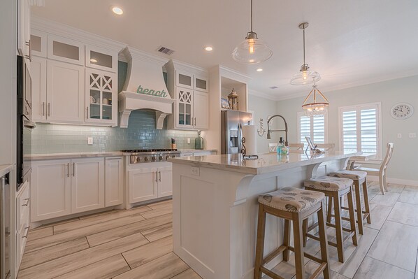 Fridge, oven, stovetop, dishwasher - 12 PM Checkout |Steps to Beach | Close 2 Big Store (Crystal Beach)