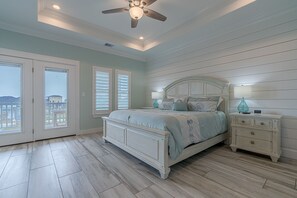 4 bedrooms, iron/ironing board, free WiFi, bed sheets - 12 PM Checkout |Steps to Beach | Close 2 Big Store (Crystal Beach)