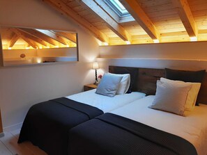 2 bedrooms, travel crib, free WiFi, bed sheets