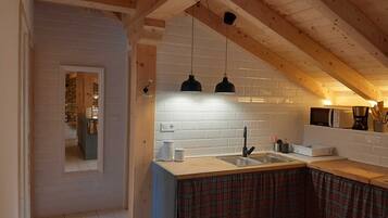 Refrigerador, microondas, parrilla de estufa y cafetera y tetera