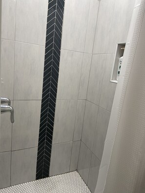 Serviettes fournies, savon, papier de toilette