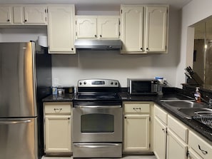 Réfrigérateur, micro-ondes, four, plaque de cuisson