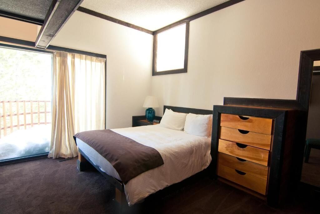 2 bedrooms, desk, iron/ironing board, travel crib