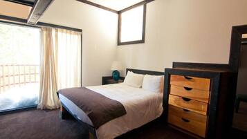 2 bedrooms, desk, iron/ironing board, travel crib