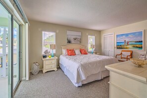 2 bedrooms, iron/ironing board, Internet, bed sheets - Waterfront Home w/ Dock, Kayaks, Pool + More! (Crystal River)