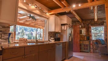 Horno, parrilla de estufa, lavavajillas y cafetera y tetera