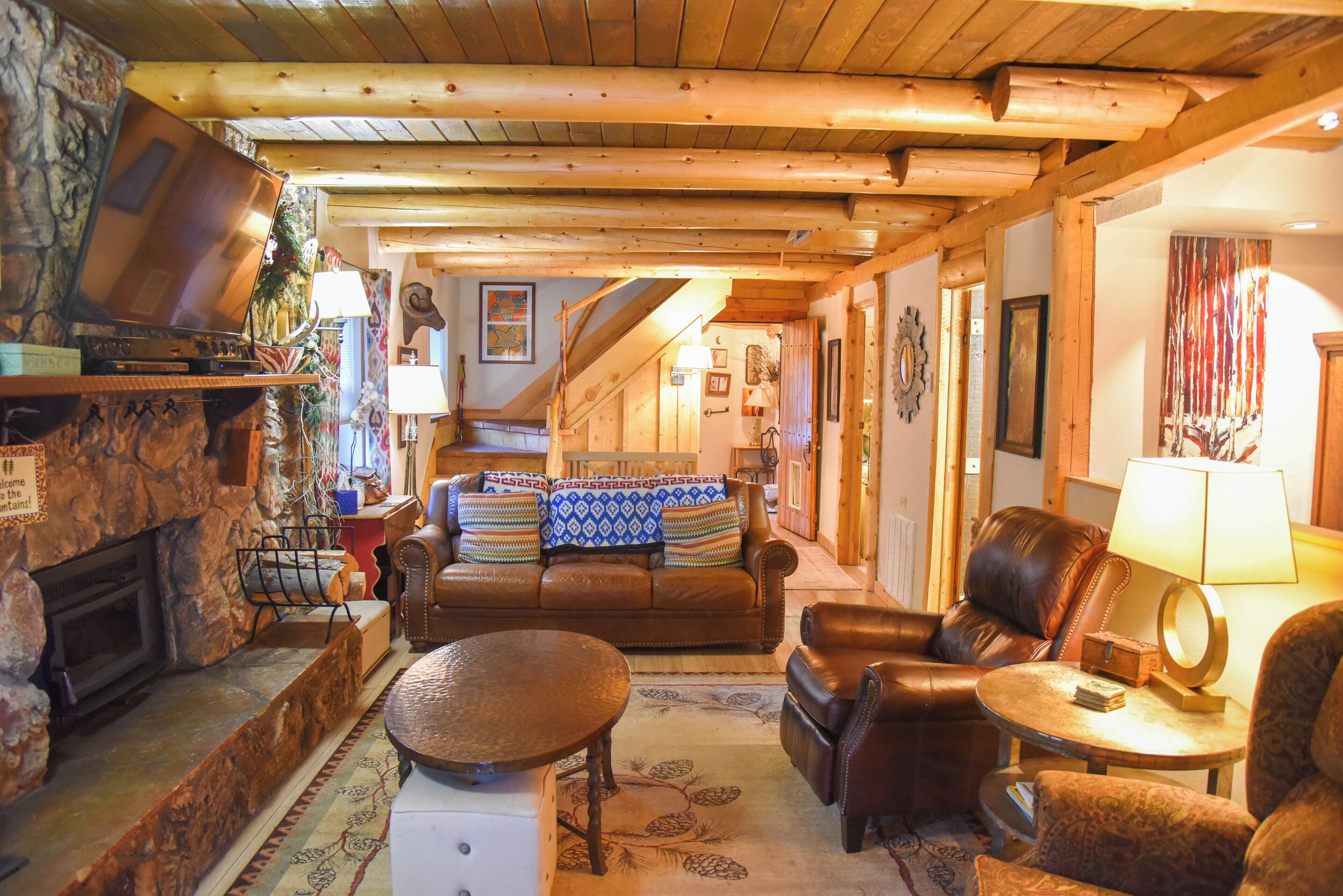 Televisión de pantalla plana, chimenea y reproductor de DVD 