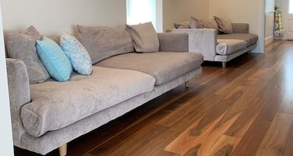 Barefoot Retreat Booker Bay walk to beach, shops, cafes, family and large groups