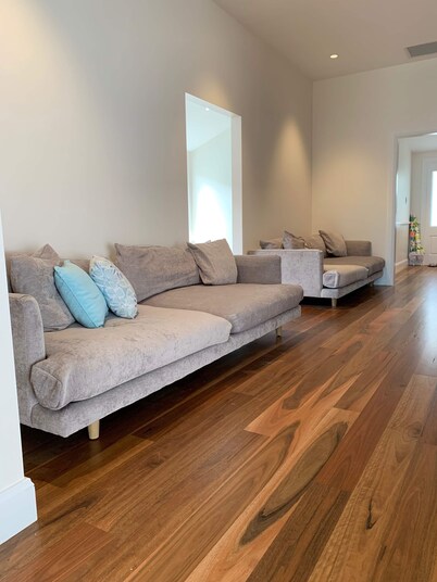 Barefoot Retreat Booker Bay walk to beach, shops, cafes, family and large groups