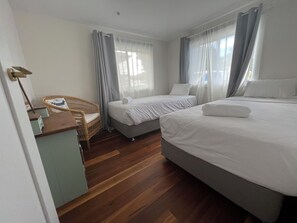 5 bedrooms, desk, iron/ironing board, travel cot - Barefoot Retreat Booker Bay walk to beach, shops, cafes, family and large groups (Booker Bay)