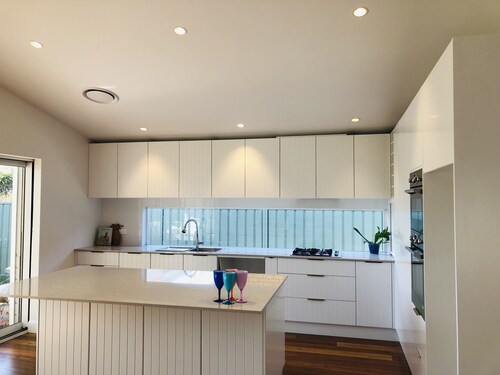 Barefoot Retreat Booker Bay walk to beach, shops, cafes, family and large groups