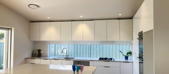 Barefoot Retreat Booker Bay walk to beach, shops, cafes, family and large groups