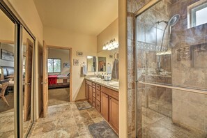 Articles de toilette (gratuits), séchoir à cheveux, serviettes fournies