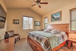 3 bedrooms, desk, laptop workspace, iron/ironing board - Deck & Views: Dog-Friendly Cabin in Show Low! (Show Low)