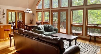 Spacious Cabin Right Next to Cacapon State Park