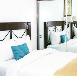 Caja de seguridad en la habitación, muebles diferentes y escritorio 