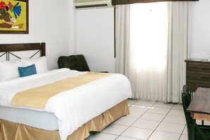 Caja de seguridad en la habitación, muebles diferentes y escritorio 