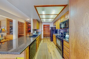 ثلاجة، ميكروويف، فرن، موقد طهي مسطح