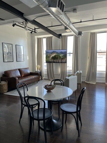 Spacious Loft in Historic Baggs Square