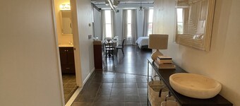 Spacious Loft in Historic Baggs Square