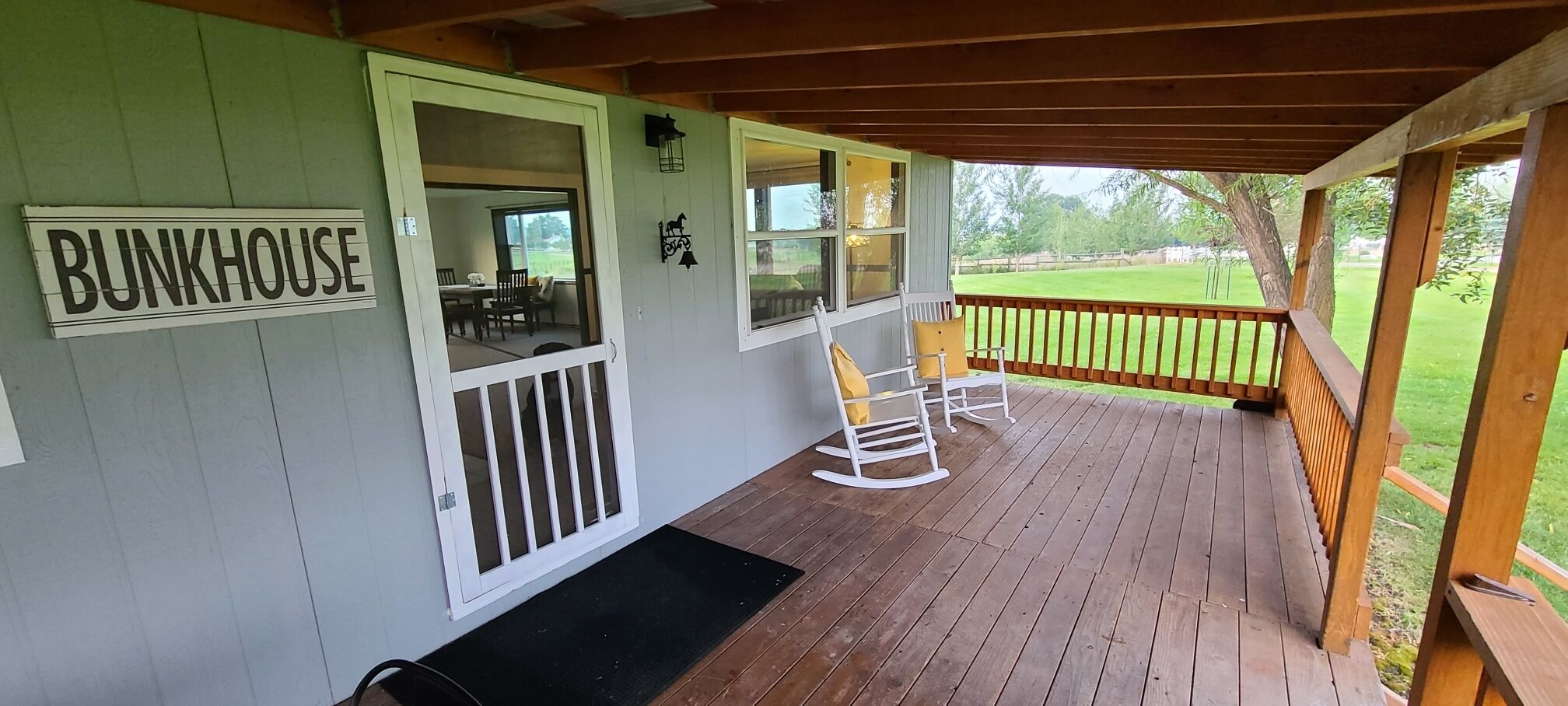 Adorable 2 Bedroom remodeled Bunkhouse ( Sleeps 5 )