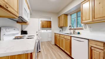 Geladeira, micro-ondas, fogão, cooktop