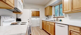 Mountain View Home with High-Speed WiFi, Firepit, Gas Grill, & Washer/Dryer