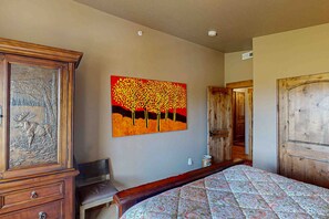 3 bedrooms, iron/ironing board, internet, bed sheets