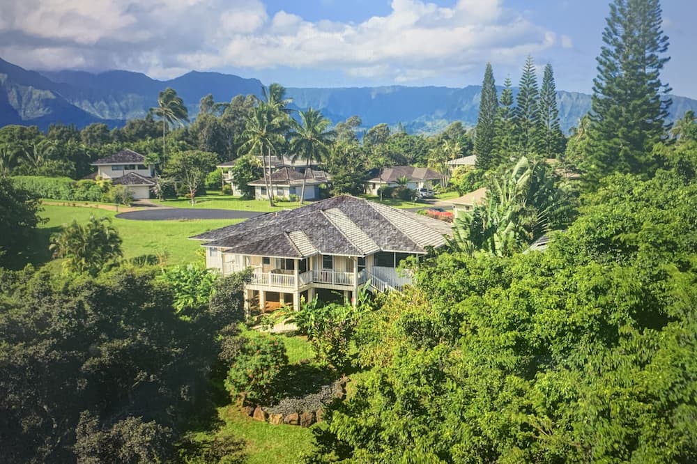 Hale Laniakea ~ 4 BR Modern Island Escape w AC