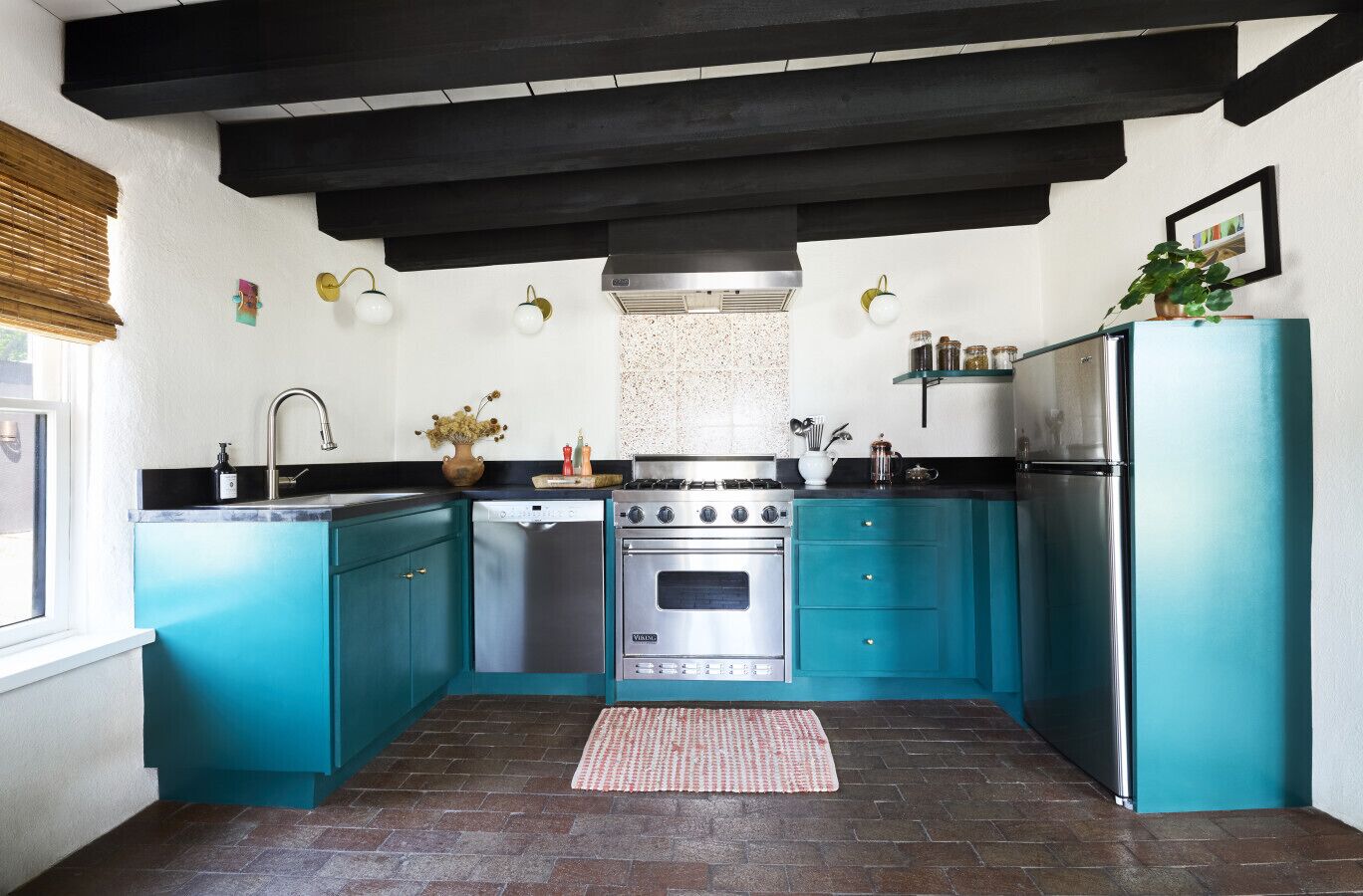 Een koelkast, een oven, een kookplaat, een vaatwasser