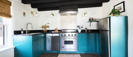 Frigorífico, horno, placa de cocina y lavavajillas