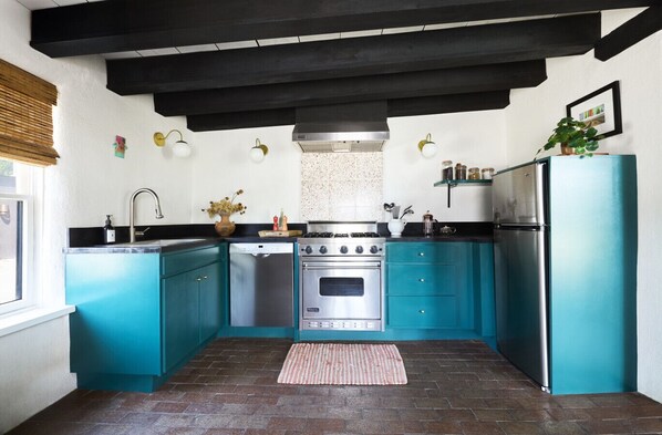 Réfrigérateur, un four, surface de cuisson, lave-vaisselle