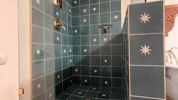 Haartrockner, Handtücher, Seife, Toilettenpapier