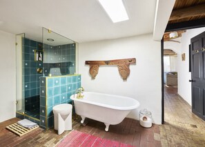 Haartrockner, Handtücher, Seife, Toilettenpapier