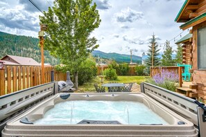 Outdoor dining - Rustic Family Getaway W/ Expansive Deck, Full Kitchen, Wood Stove & Washer/Dryer (South Fork)