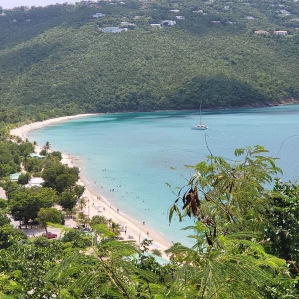 Ubicación cercana a la playa y toallas de playa